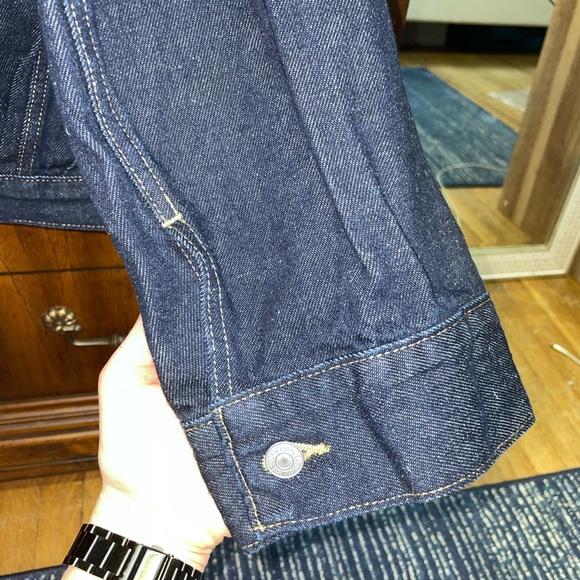 Dark wash Levi’s cropped jean jacket💎 - Picture 6 of 10